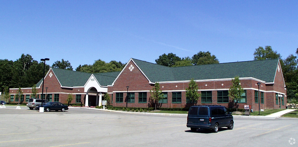 950 Corporate Office Dr, Milford, MI for lease - Building Photo - Image 2 of 10