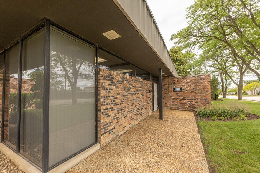 450 S Wheeling Rd, Wheeling, IL for sale - Building Photo - Image 2 of 6