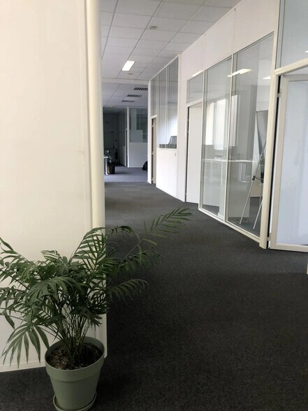 Office in Bordeaux for lease - Interior Photo - Image 2 of 13