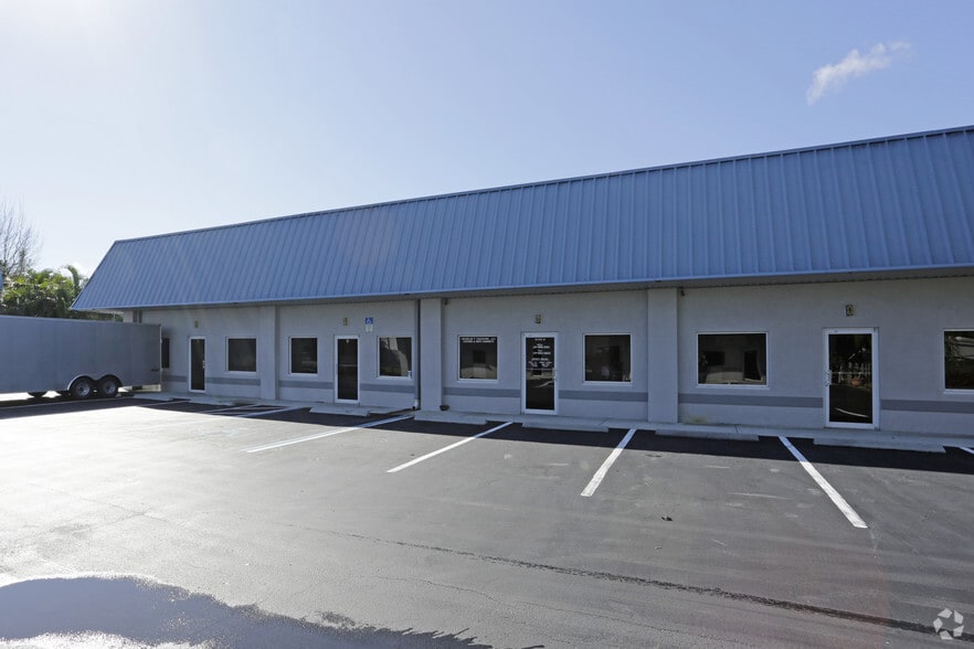 2242 Hemingway Dr, Fort Myers, FL for sale - Building Photo - Image 3 of 4