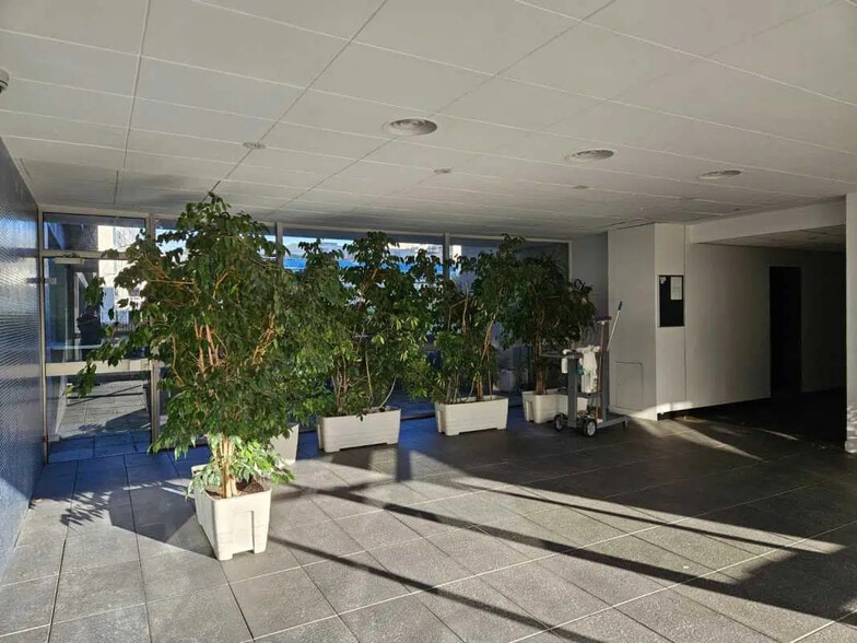 Office in Boulogne-Billancourt for lease - Lobby - Image 3 of 16