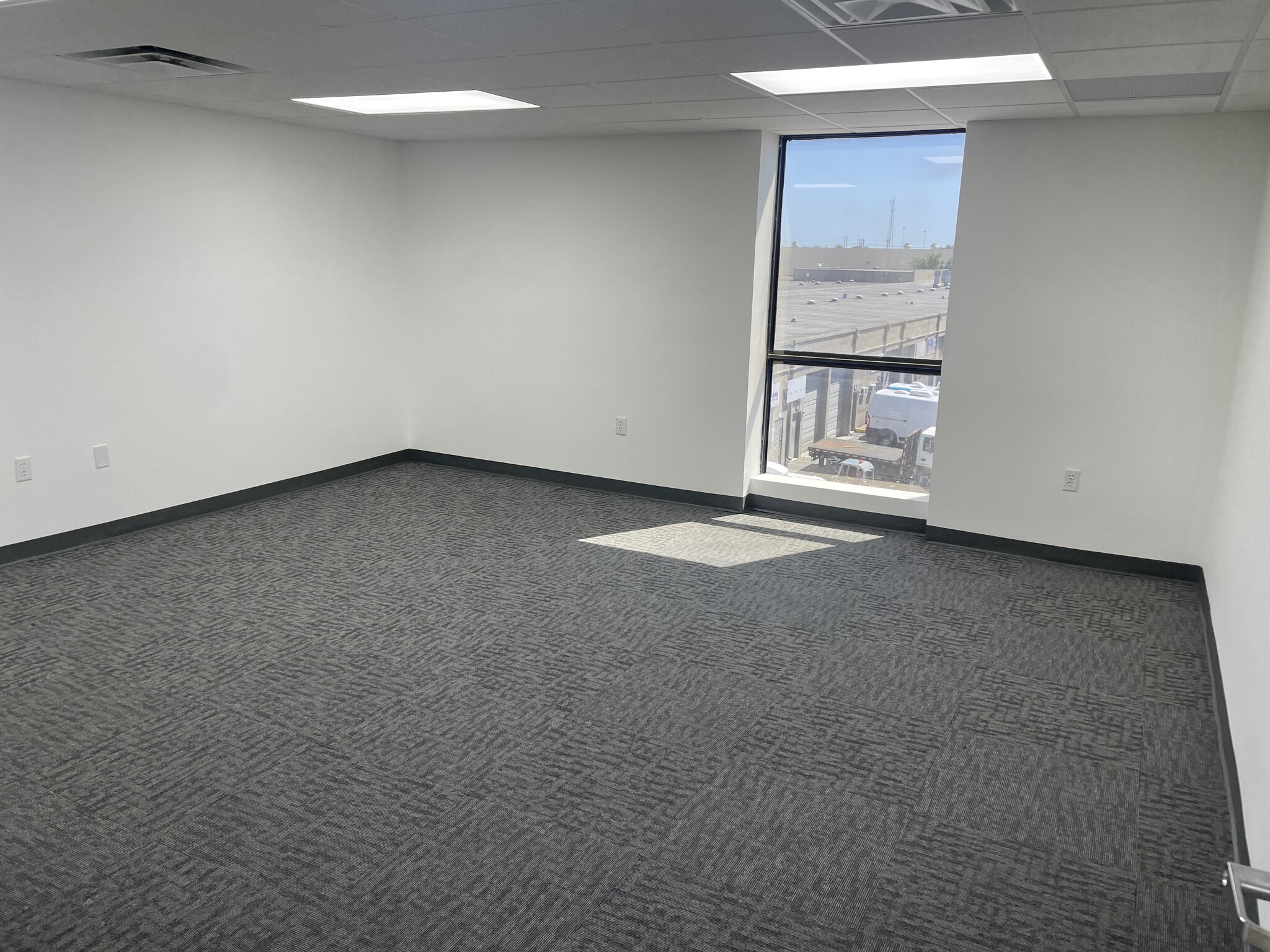 7506-7560 NW 70th St, Miami, FL for lease Interior Photo- Image 1 of 2