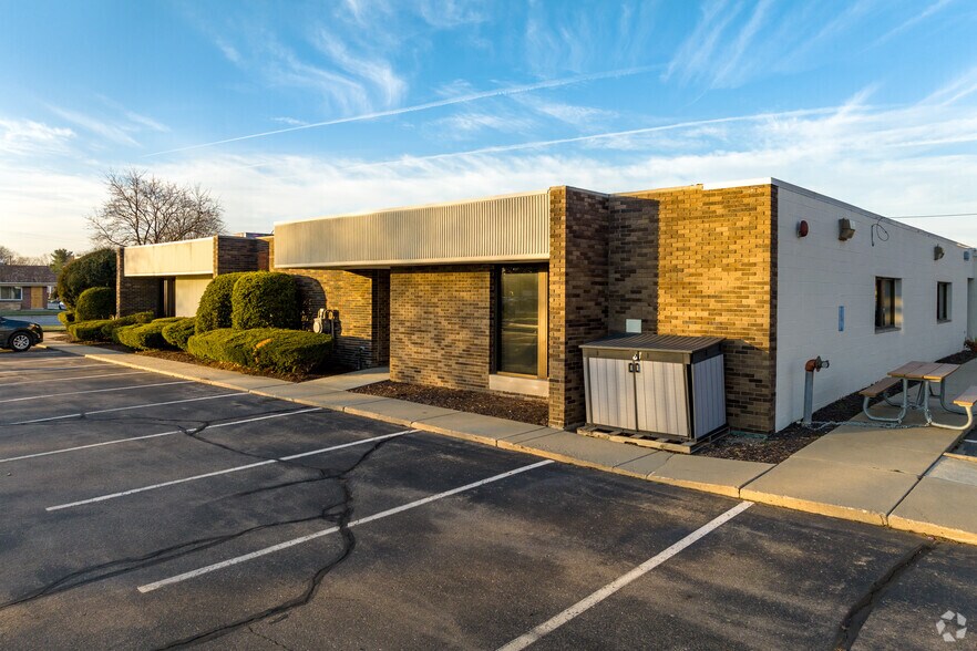 22100 Greater Mack Ave, Saint Clair Shores, MI for lease - Building Photo - Image 2 of 11