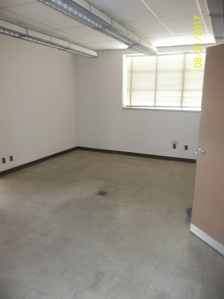 109 W Wellington St, Carthage, TX for lease - Interior Photo - Image 2 of 3