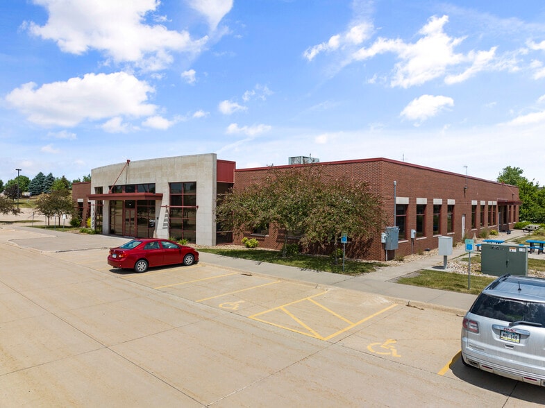 2303 Jones Blvd, Coralville, IA for lease - Building Photo - Image 2 of 12
