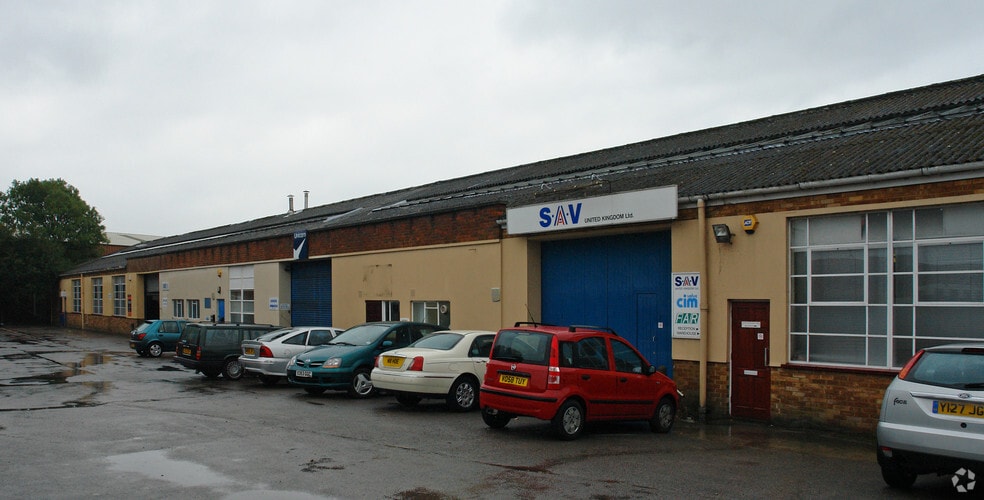 Armfield Clos, West Molesey for lease - Building Photo - Image 2 of 5