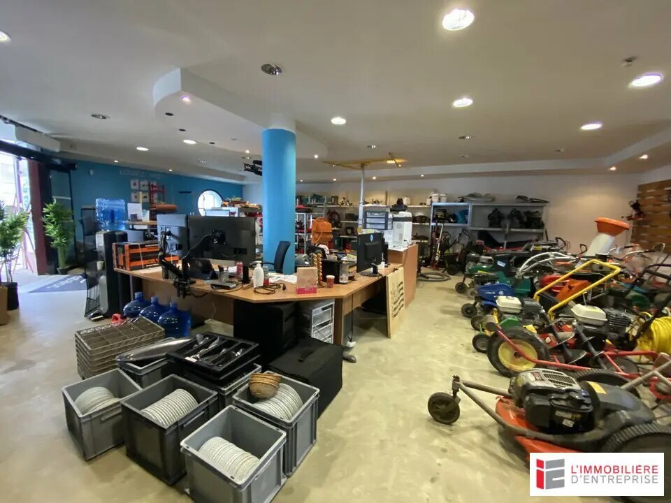 Retail in Vern-sur-Seiche for lease Interior Photo- Image 1 of 3