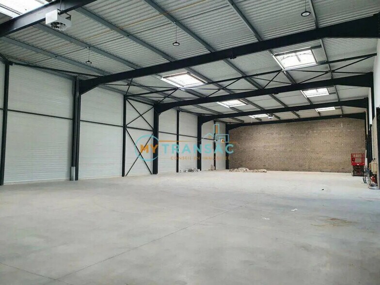 Flex in Saint-Pierre-du-Perray for sale - Building Photo - Image 2 of 16