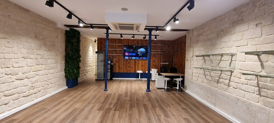 Retail in Paris for lease Interior Photo- Image 1 of 5