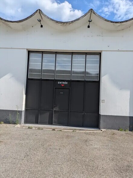 Flex in Chambéry for lease - Building Photo - Image 2 of 8