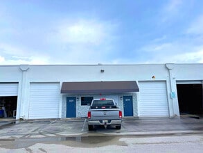 1900-2261 NW 29th St, Oakland Park, FL for lease Building Photo- Image 1 of 6
