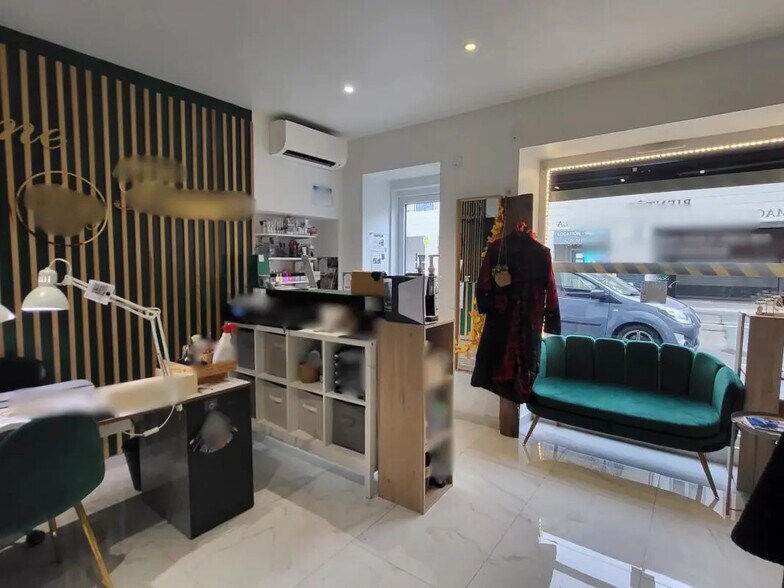 Retail in Drap for lease - Interior Photo - Image 2 of 3