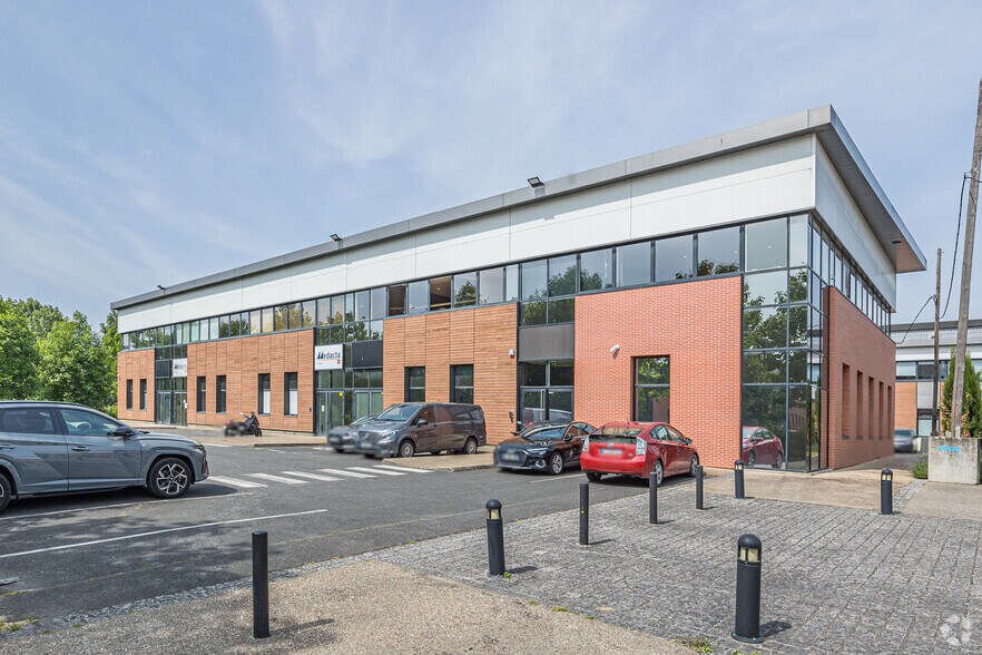 Rue Du Commandant D'Estienne D'Orves, Villeneuve-la-Garenne for lease - Primary Photo - Image 1 of 2