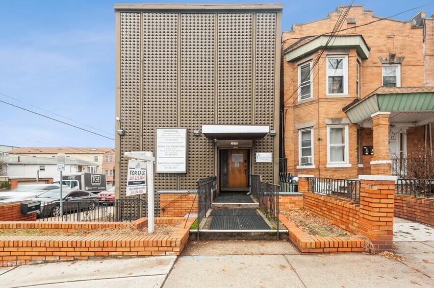 3285 John F Kennedy Blvd, Jersey City, NJ 07307