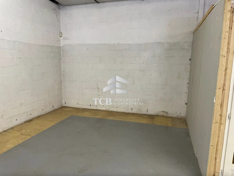 Flex in Saint-Léger-de-Linières for lease - Building Photo - Image 2 of 6