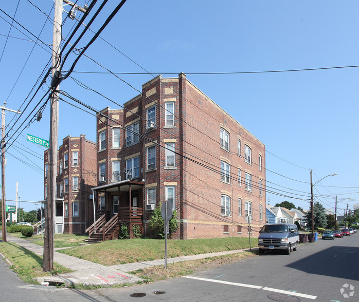 637 W Main St, New Britain, CT for sale - Building Photo - Image 1 of 1