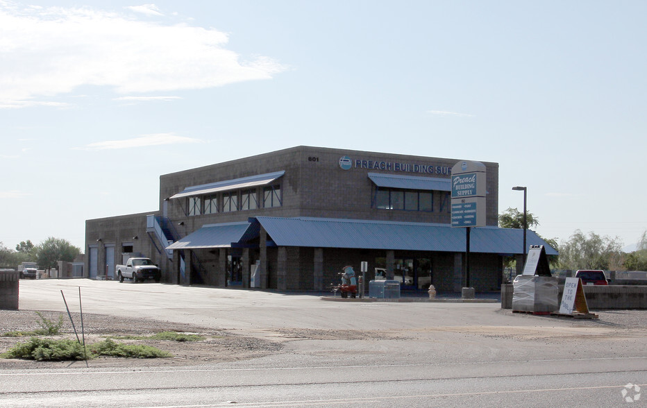 601 N Jackrabbit Trl, Buckeye, AZ for lease - Primary Photo - Image 1 of 8