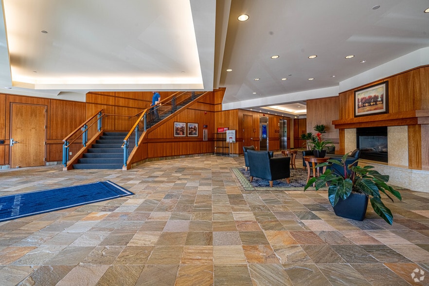 5050 Lincoln Dr, Edina, MN for lease - Lobby - Image 2 of 6