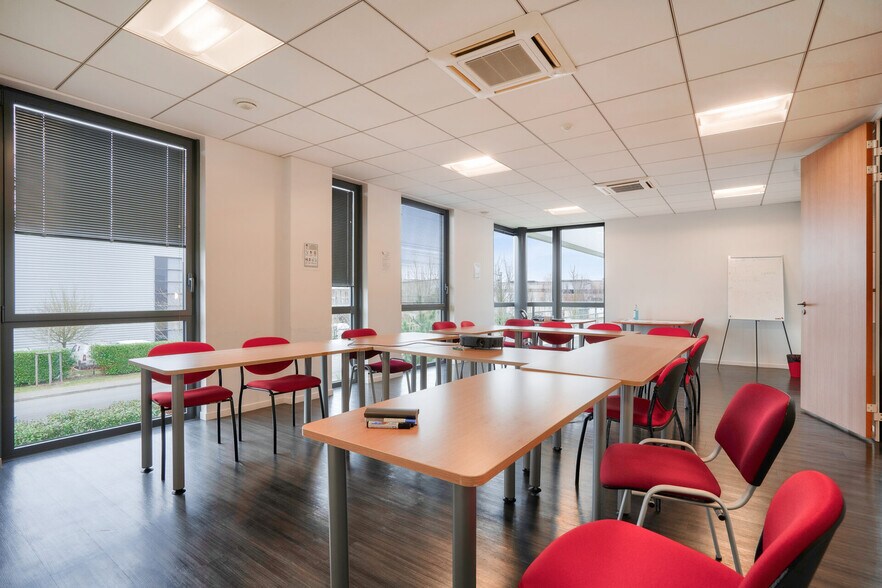 Flex in Bailly-Romainvilliers for lease - Interior Photo - Image 2 of 2