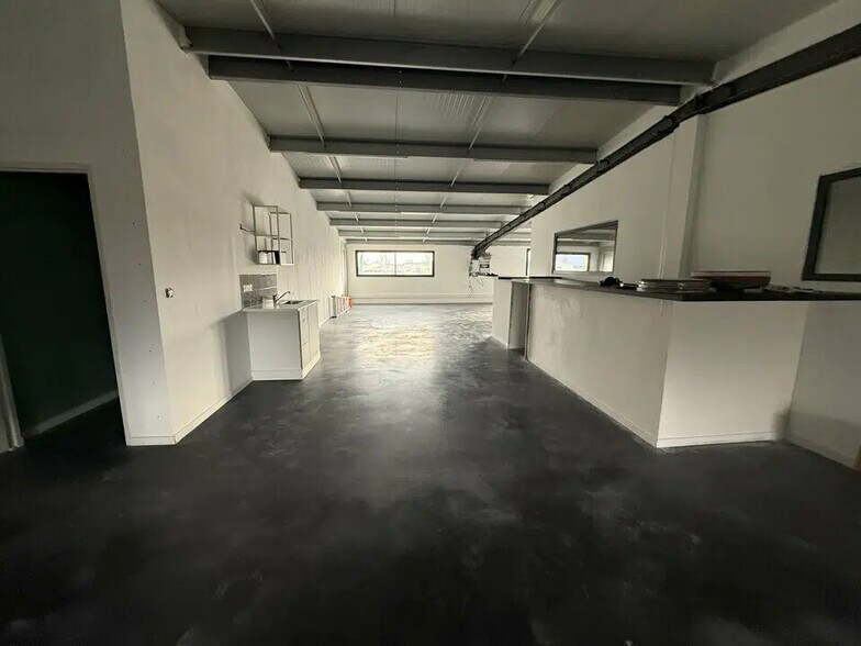 Office in Le Thor for lease - Interior Photo - Image 3 of 4