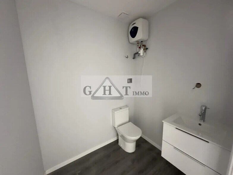 Office in Lisses for lease - Interior Photo - Image 3 of 4