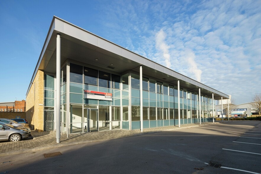 240-241 Gresham Rd, Slough for lease - Building Photo - Image 2 of 11