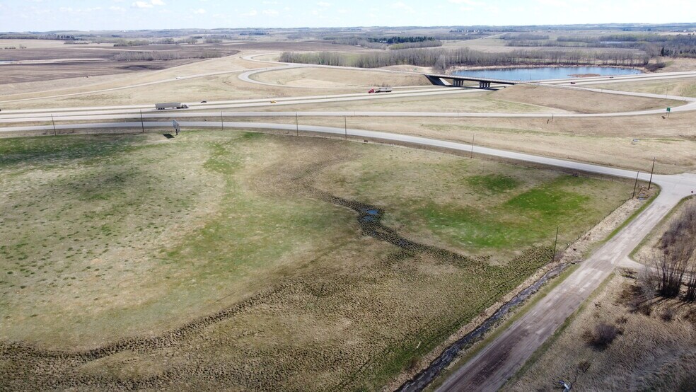 5601 Woodland, Innisfail, AB for sale - Building Photo - Image 3 of 9