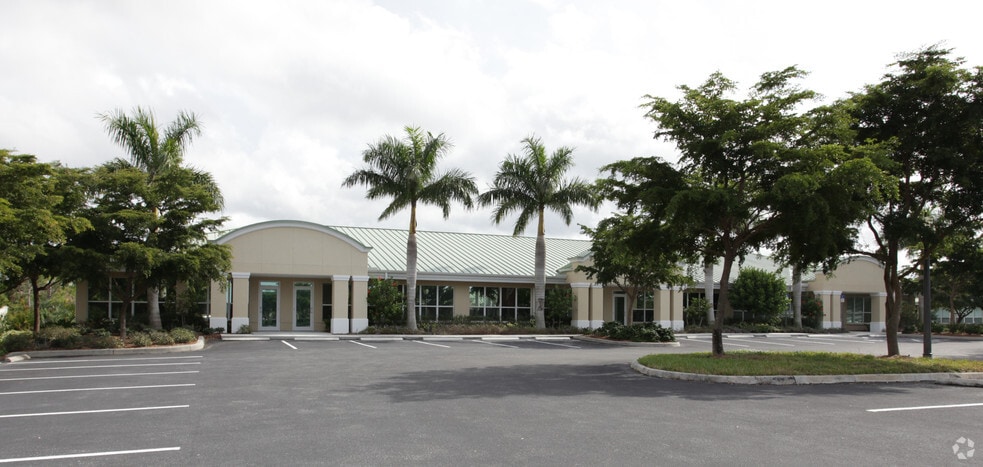 6821 Palisades Park Ct, Fort Myers, FL for lease - Primary Photo - Image 2 of 9