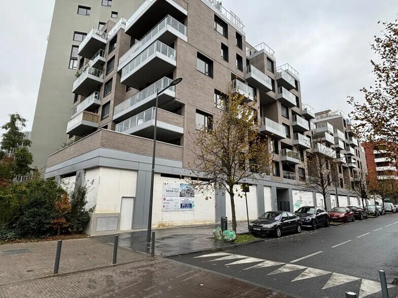 Retail in Asnières-sur-Seine for lease - Building Photo - Image 1 of 5