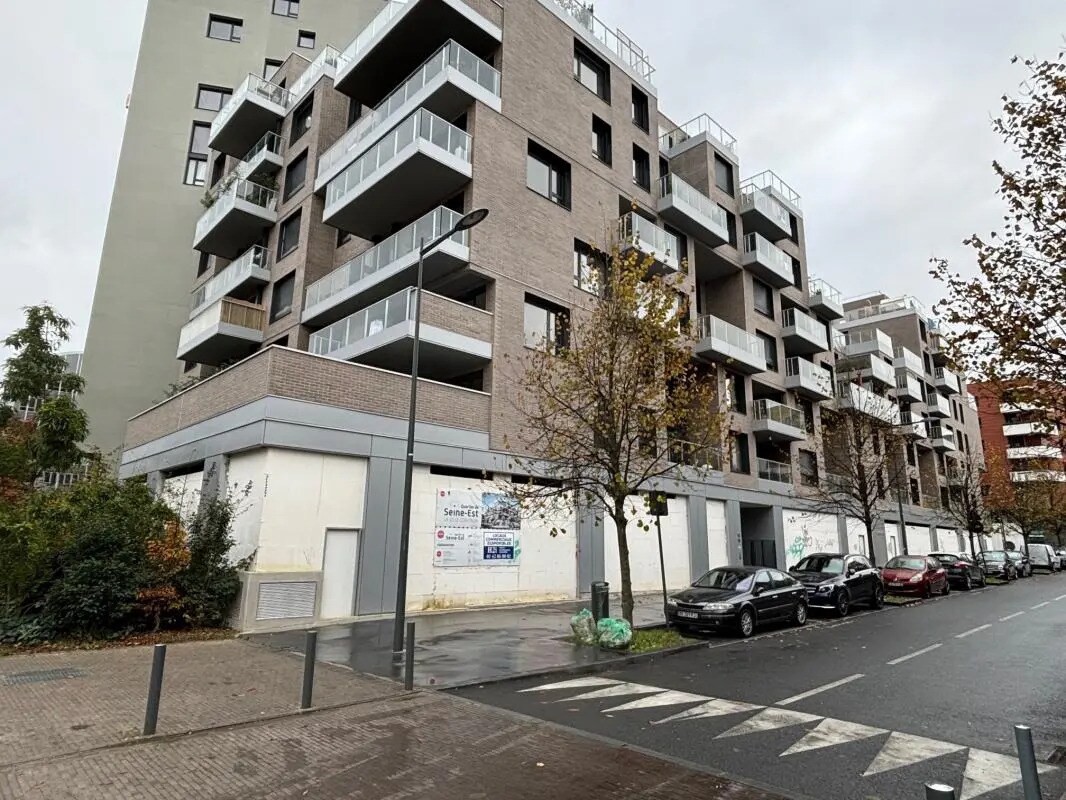 Retail in Asnières-sur-Seine for lease Building Photo- Image 1 of 6