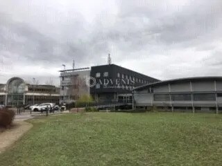 Office in Poissy for lease - Building Photo - Image 2 of 5