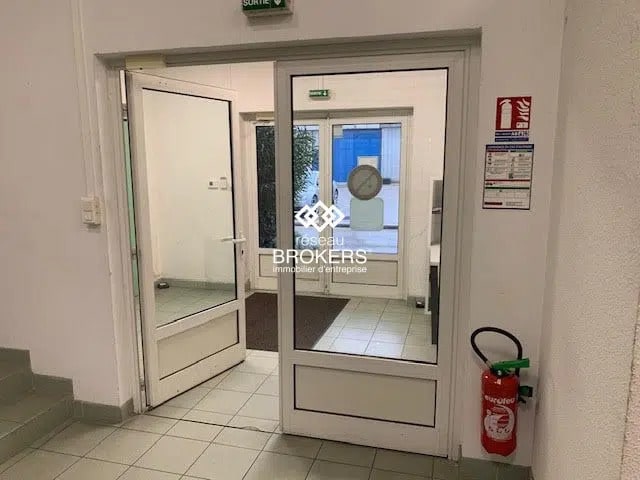 Office in Bollène for lease - Lobby - Image 2 of 7