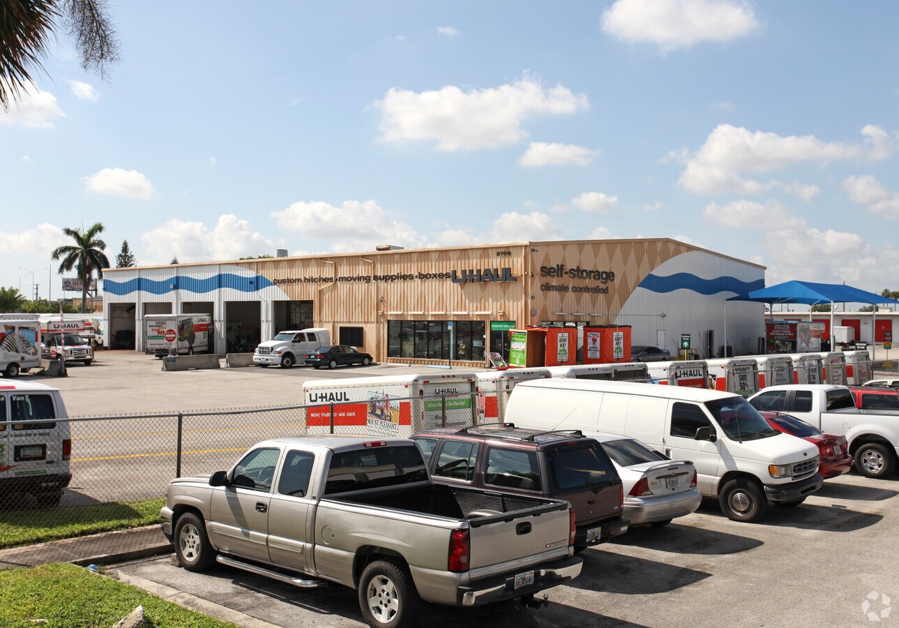 8700 NW 77th Ct, Miami, FL 33166