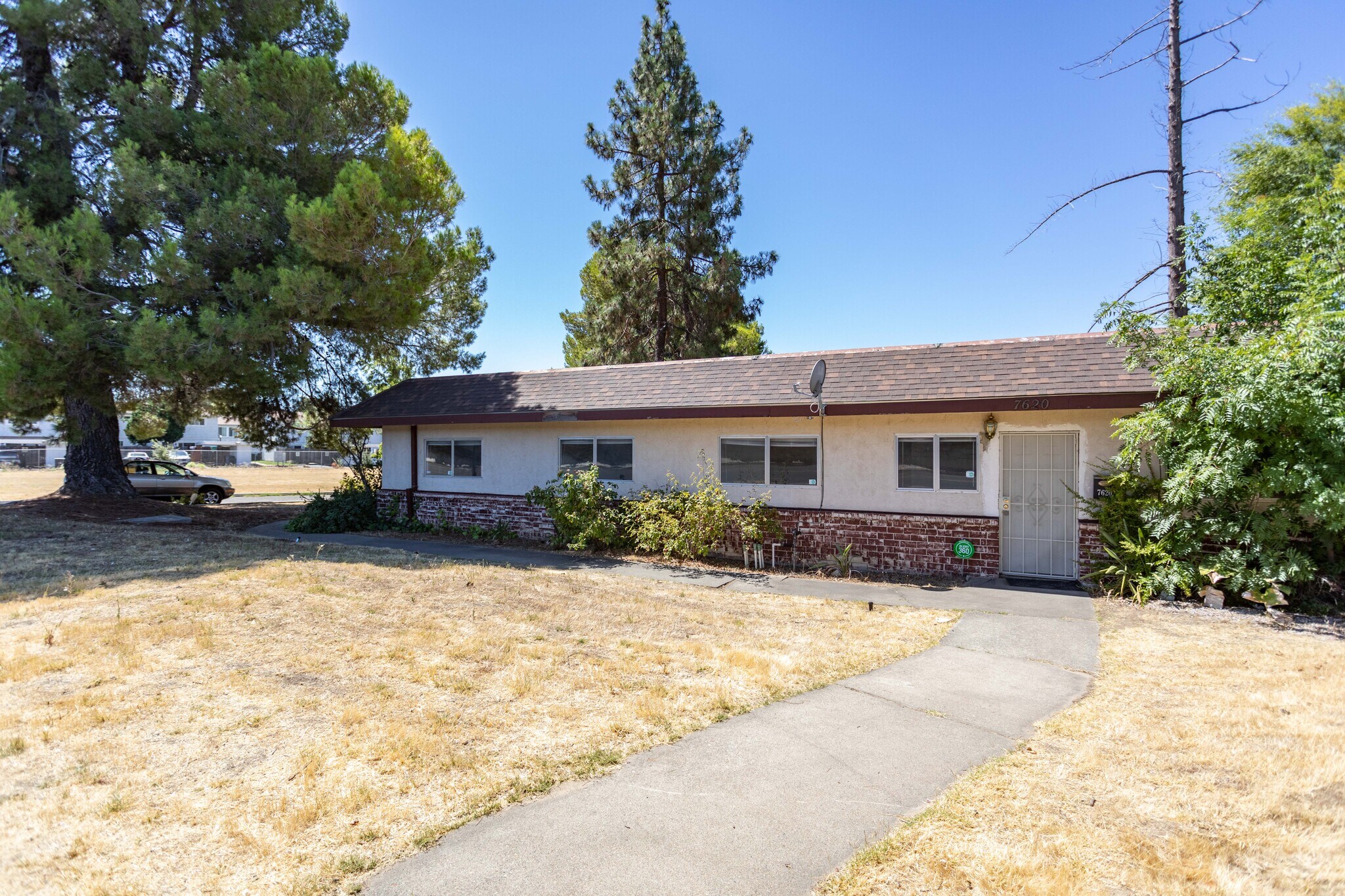 7620 La Mancha Way, Sacramento, CA 95823 Christian Life Center Church