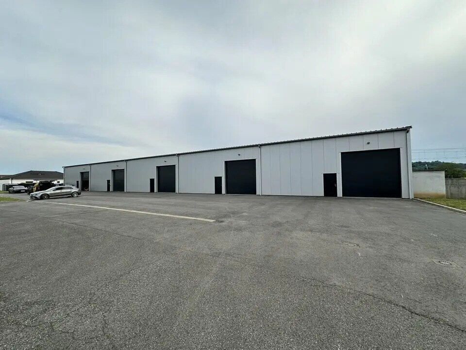 Flex in Lons for lease Building Photo- Image 1 of 9
