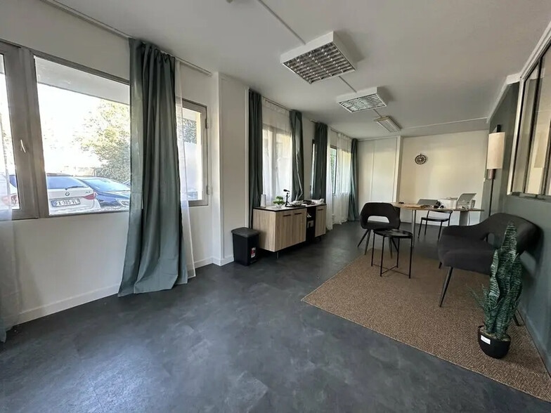 Office in Montpellier for lease - Building Photo - Image 2 of 12