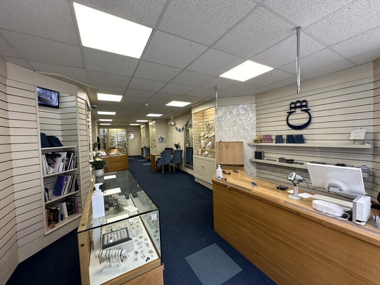 14 High St, Barnstaple for lease - Interior Photo - Image 2 of 3