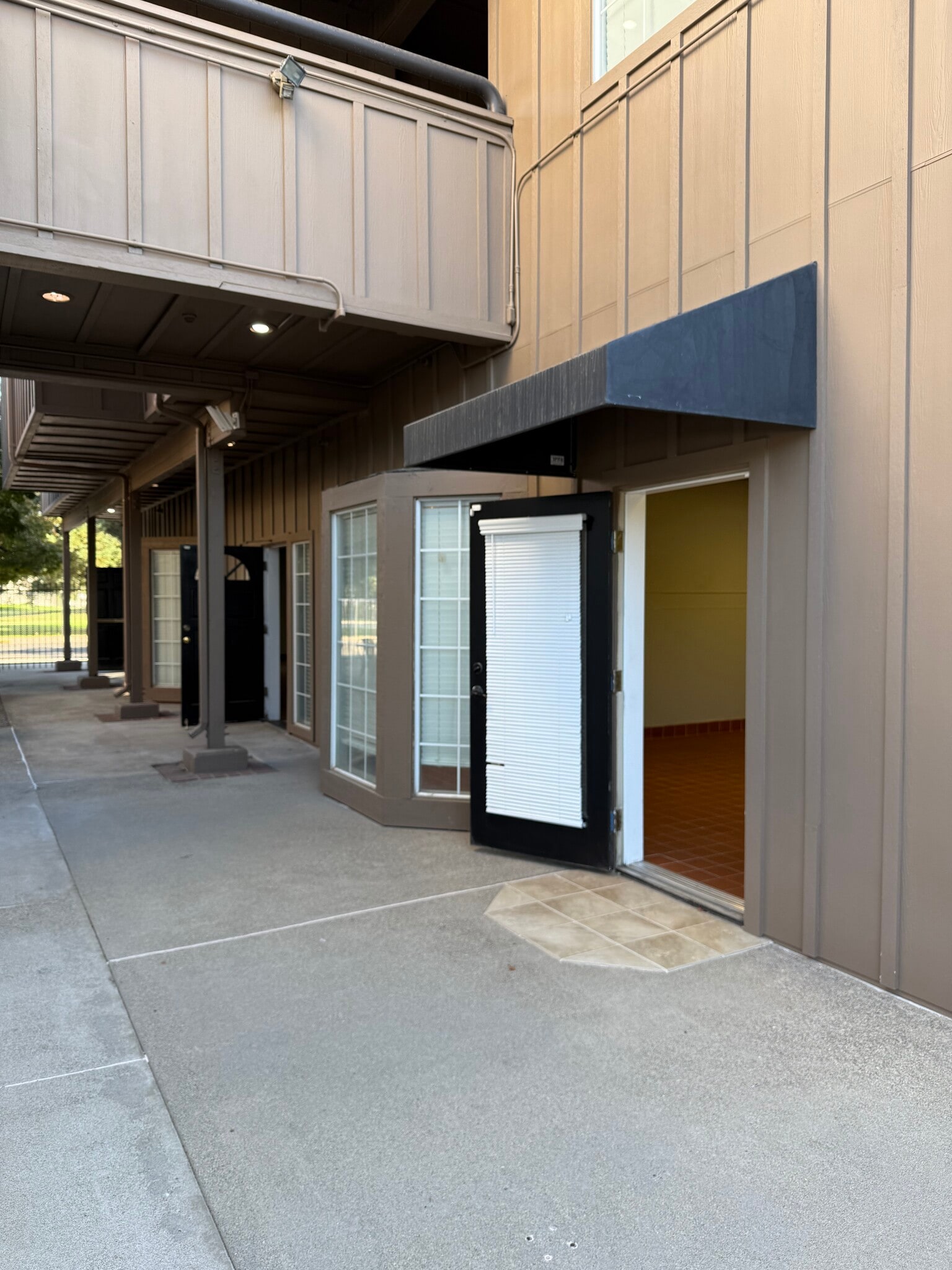 1214 W F St, Oakdale, CA for lease Building Photo- Image 1 of 3