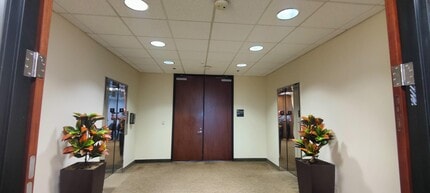 180 N Riverview Dr, Anaheim, CA for lease Lobby- Image 1 of 4