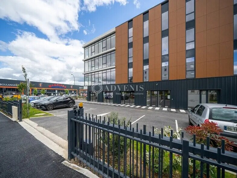 Office in Plaisir for lease - Building Photo - Image 1 of 12