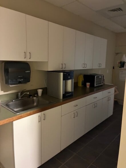 160 S Turnpike Rd, Wallingford, CT for lease - Building Photo - Image 3 of 15