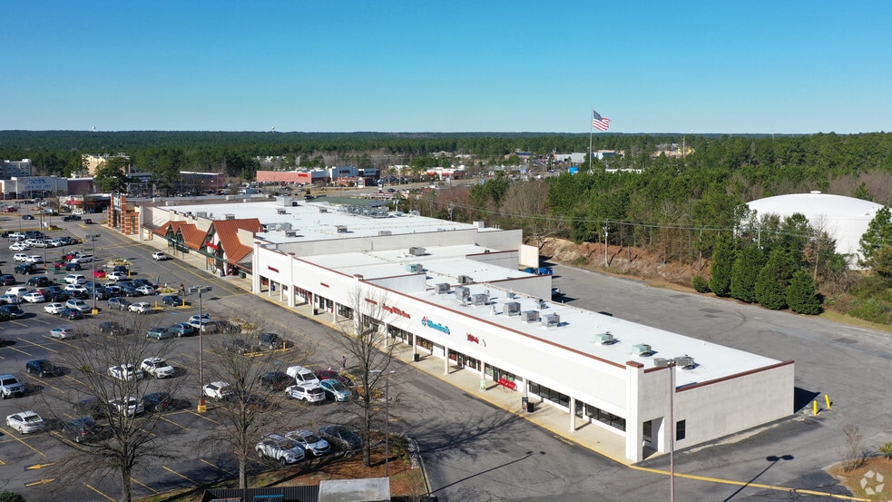 1804 Center Park Shopping Ctr, Aberdeen, NC for lease - Primary Photo - Image 1 of 18