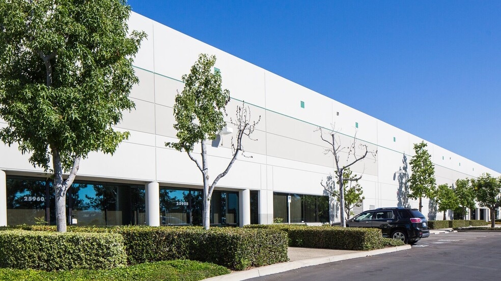 25671-25731 Commercentre Dr, Lake Forest, CA for lease - Building Photo - Image 3 of 9