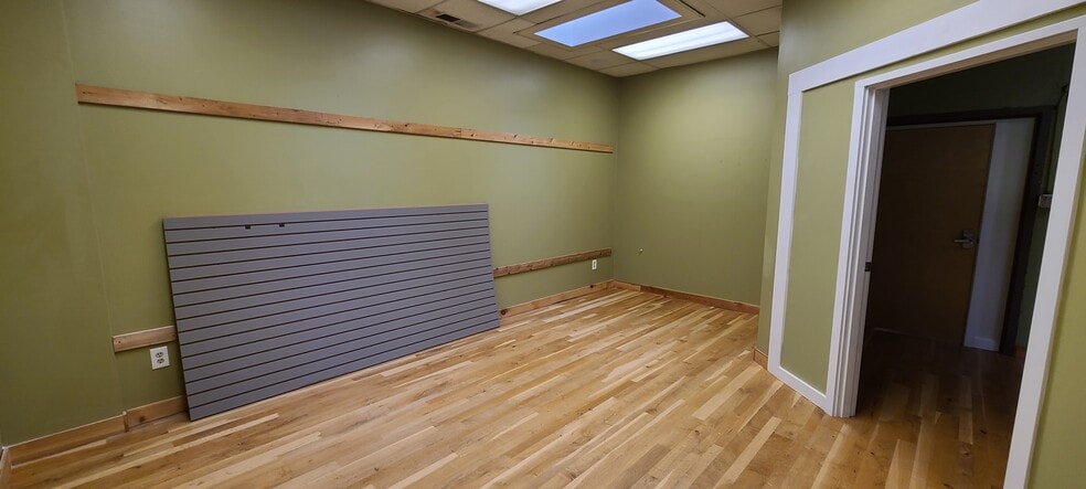 240 Commercial St NE, Salem, OR for lease - Building Photo - Image 3 of 10