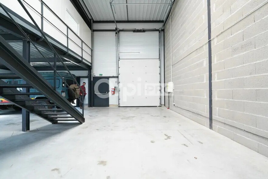 Flex in Genay for lease - Interior Photo - Image 2 of 6