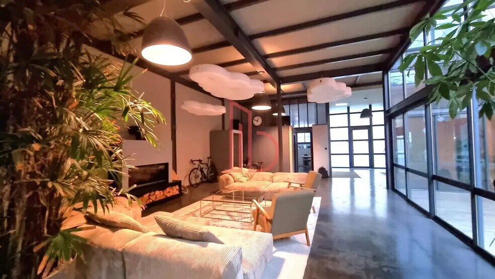 Office in Bordeaux for lease - Building Photo - Image 2 of 8