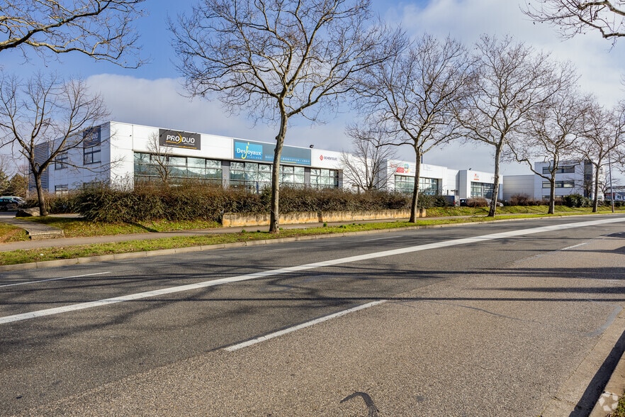 Rue Elisée Reclus, Décines-Charpieu for lease - Primary Photo - Image 1 of 3