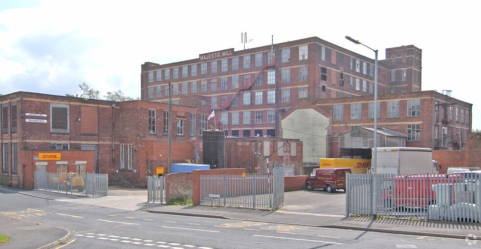 Greenacres Rd, Oldham, LAN OL4 3NT