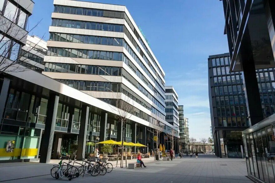 Retail in Istres for sale - Building Photo - Image 2 of 3