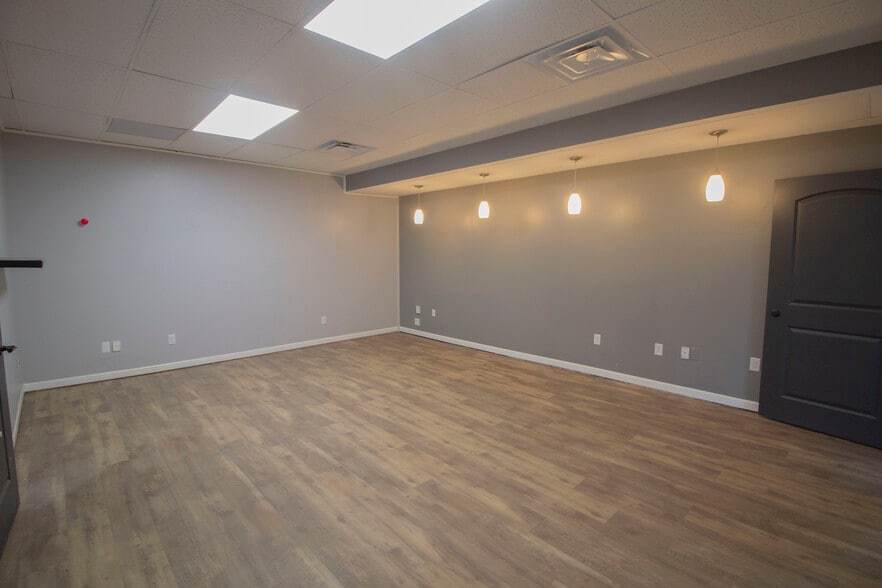 108 S Main St, Plainwell, MI for lease - Building Photo - Image 3 of 6